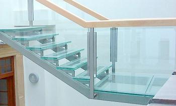 Стеклянные ступени и стеклянная площадка на лестнице в Ростове-на-Дону. Готовые проекты ПерилаГлавСнаб