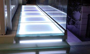 Стеклянный подиум со ступенями с подсветкой в Ростове-на-Дону. Готовые проекты ПерилаГлавСнаб