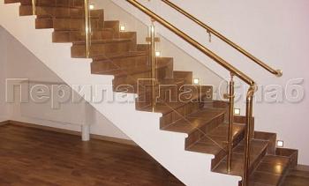 Ограждение лестницы с прозрачным стеклом, стойками и поручнем из латуни в Ростове-на-Дону. Готовые проекты ПерилаГлавСнаб