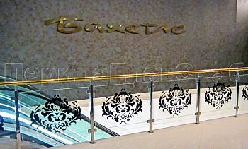 Ограждение лестницы на квадратных стойках с латунным поручнем в Ростове-на-Дону. Готовые проекты ПерилаГлавСнаб