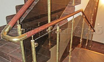Ограждение лестницы со стеклом, тонированным в массе, стойки и завязки поручня из латуни в Ростове-на-Дону. Готовые проекты ПерилаГлавСнаб