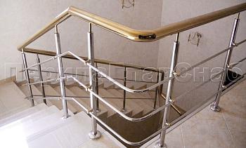 Лестничное ограждение с тремя ригелями и поручнем из латуни в Ростове-на-Дону. Готовые проекты ПерилаГлавСнаб