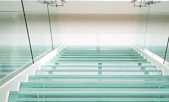 Стеклянные ступени на косоурной лестнице в доме в Ростове-на-Дону. Готовые проекты ПерилаГлавСнаб