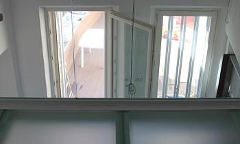 Стеклянное перекрытие из матового стекла на внутреннем балконе в Ростове-на-Дону. Готовые проекты ПерилаГлавСнаб