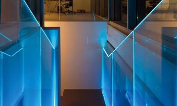 Ограждения лестниц на несущем стекле с подсветкой в Ростове-на-Дону. Готовые проекты ПерилаГлавСнаб