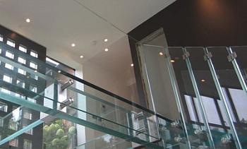 Стеклянные полы на площадке маршевой лестницы в Ростове-на-Дону. Готовые проекты ПерилаГлавСнаб